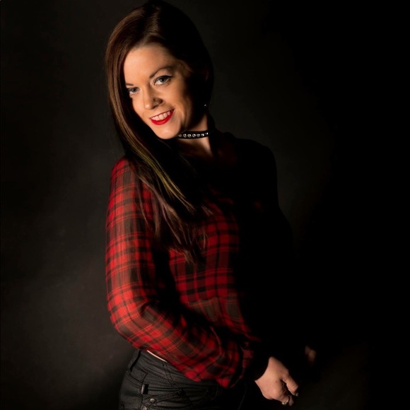 Meet your Poshers, Jess and Jenna! - Picture 2 of 3